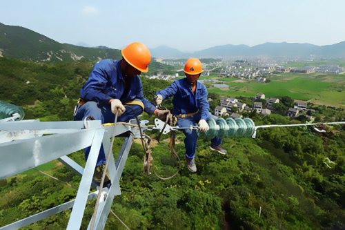 危險作業(yè)的電力工人