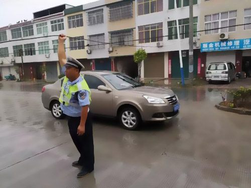 交警舉電纜一個(gè)小時(shí)