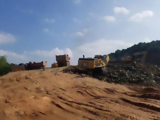 桃江經開區至和電纜項目工地上